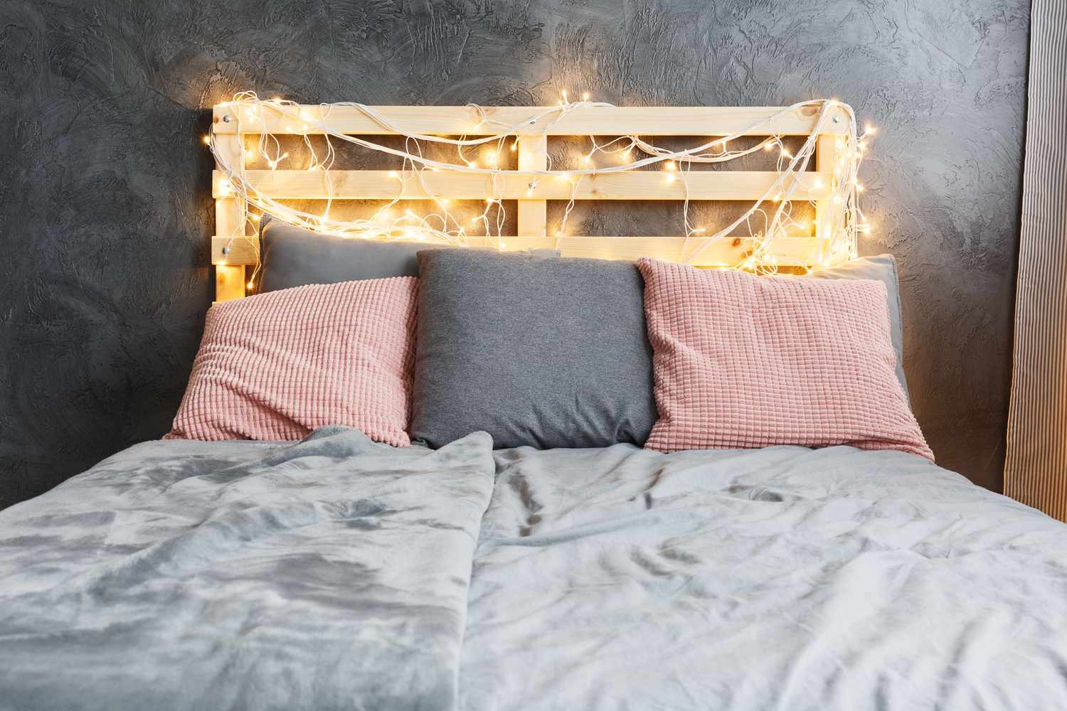 tête de lit en bois de palette avec lumières scintillantes