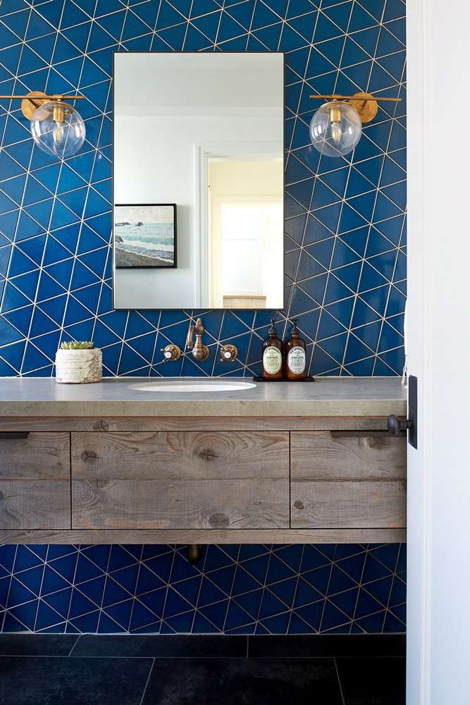 pared de acento de azulejos de baño