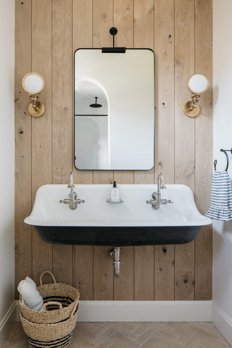 pared de acento de madera natural para el baño