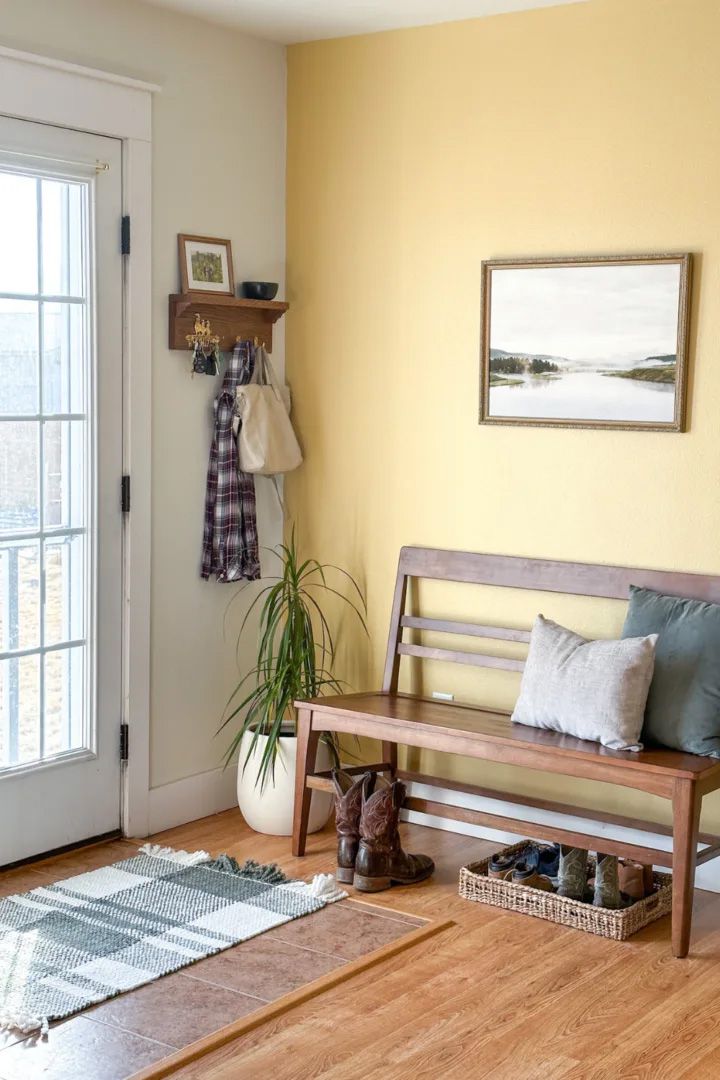 A DIY entryway shelf