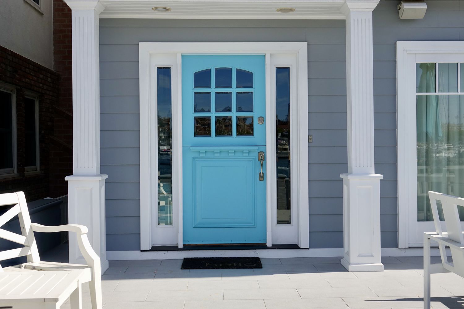 Blaue holländische Tür an einem Haus