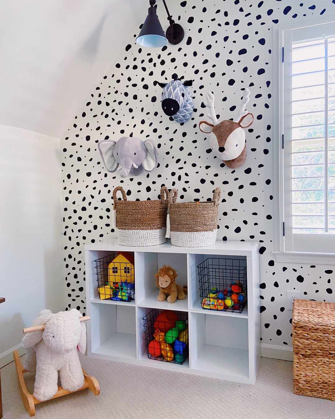 Cubes de rangement en fil de fer dans une salle de jeux