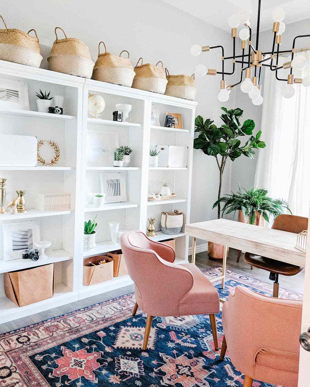 Cubes de rangement utilisés sur des étagères dans un bureau à domicile