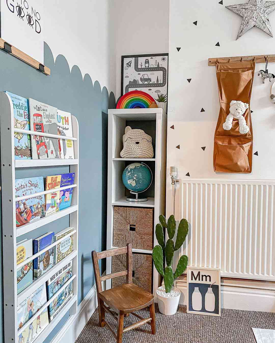 Cubes de rangement utilisés dans une étagère étroite dans une chambre d'enfant