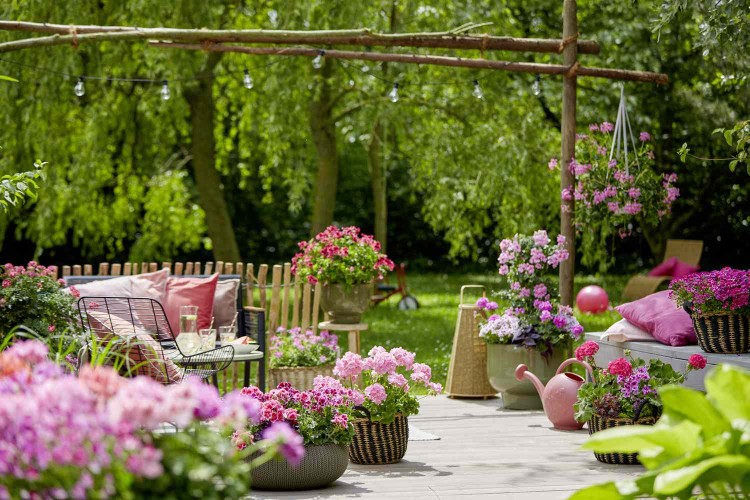 Schöner Garten voller rosa Blüten