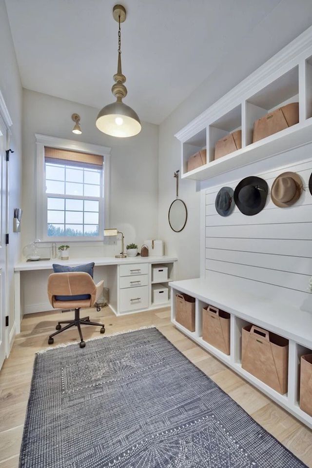 Cubes de rangement dans un bureau/mudroom