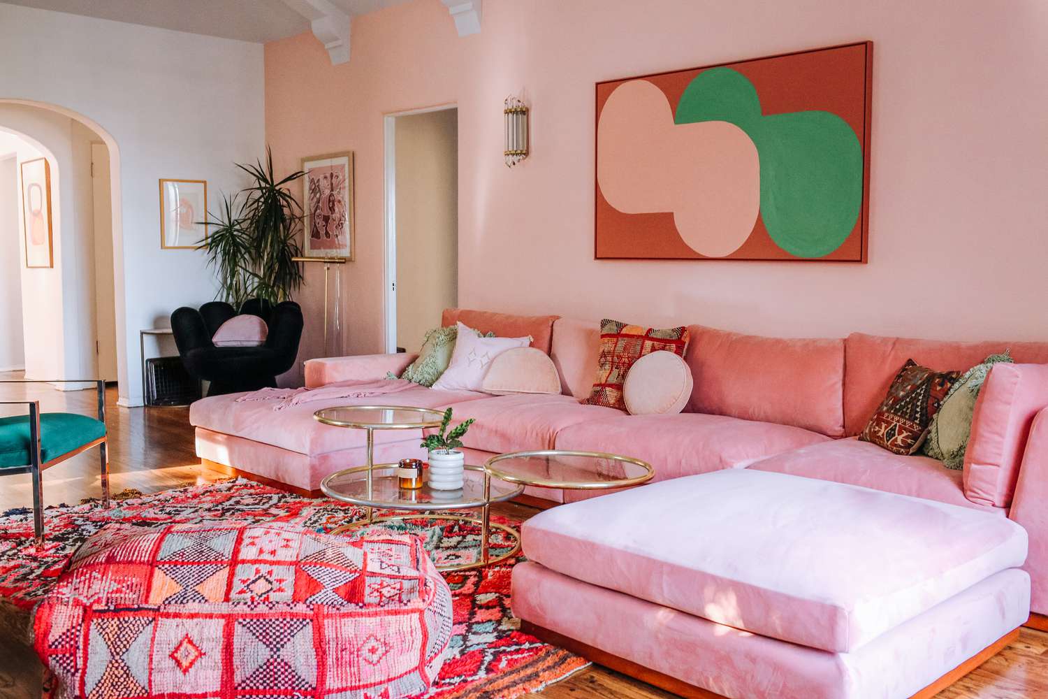 rosa und gemustertes wohnzimmer