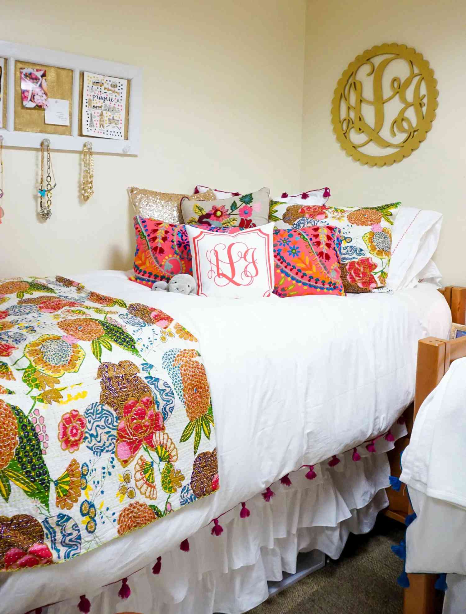 colorido dormitorio con mantas en capas