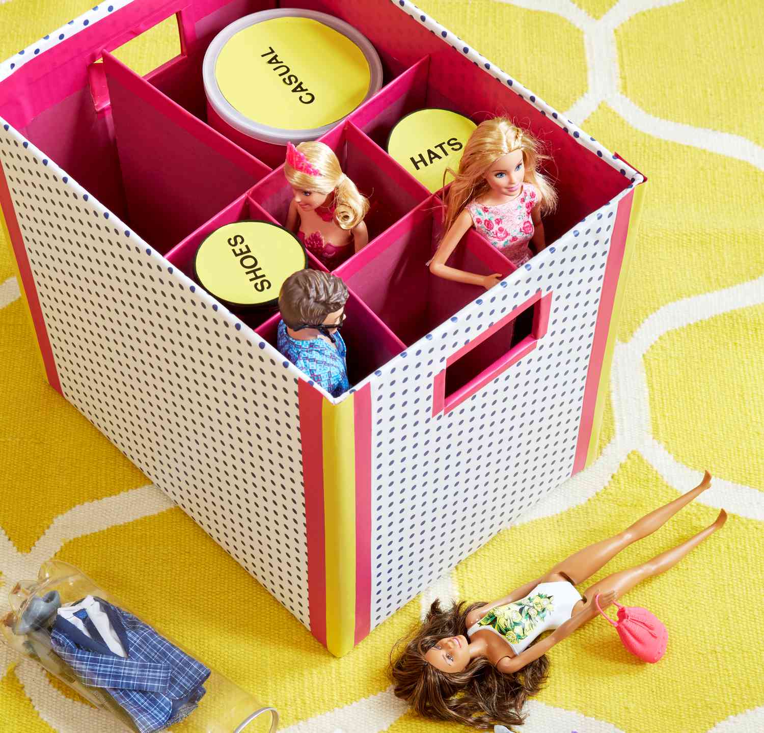 Barbie-Aufbewahrung mit Fächern in einem Behälter