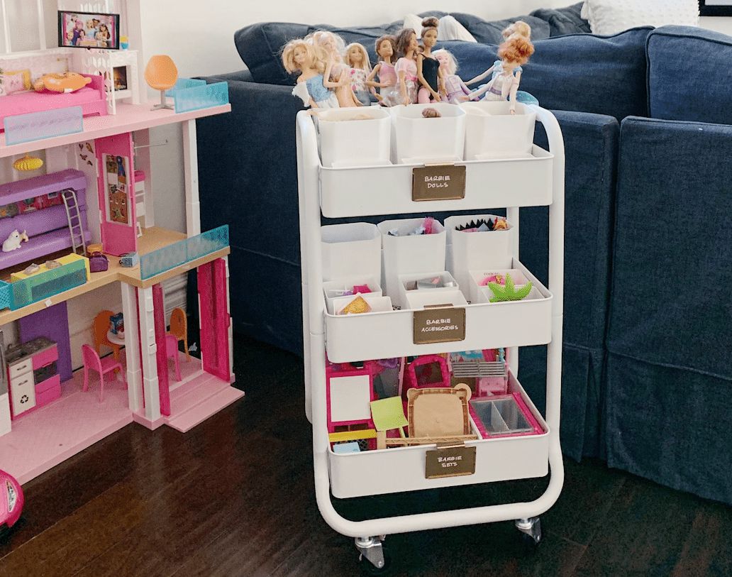 Barbie armazenada em um carrinho de rolamento