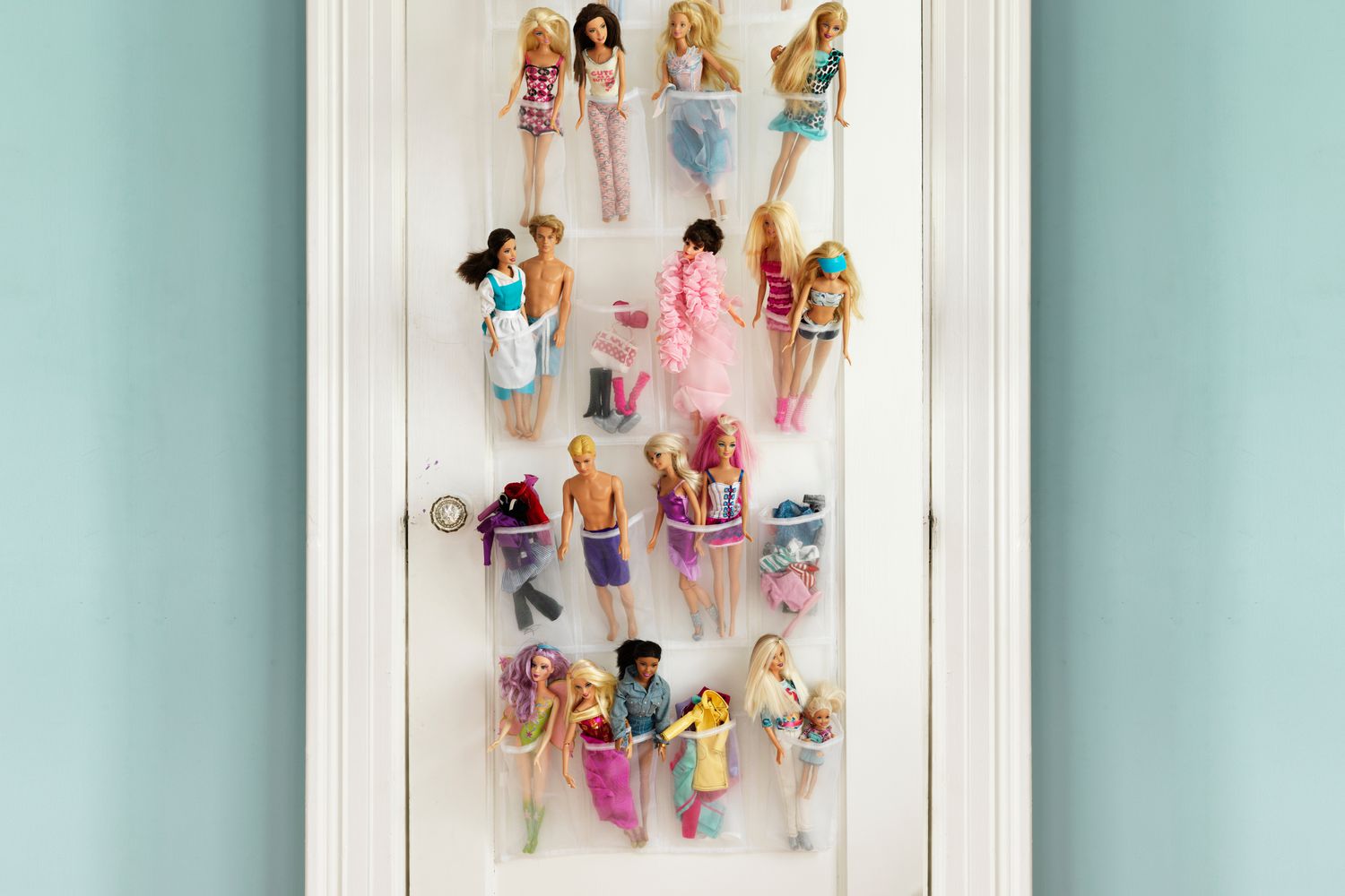 Almacenamiento de Barbie en la parte trasera de la puerta