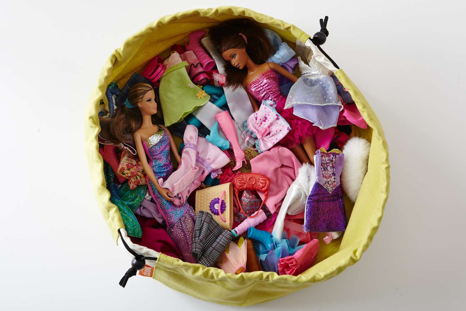 Barbies en una cesta con cordón