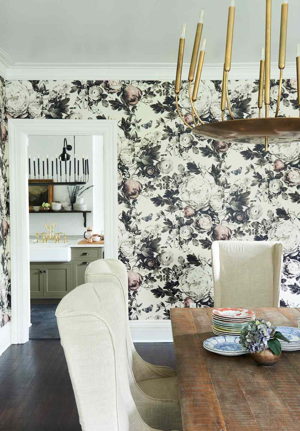 sala de jantar formal com papel de parede floral