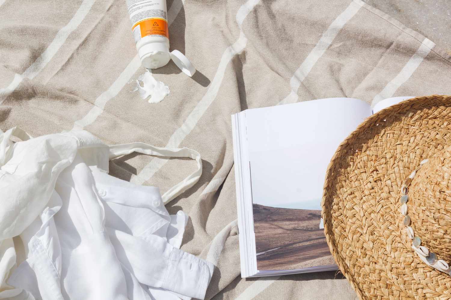 Sonnenschutzmittel auf einem Handtuch