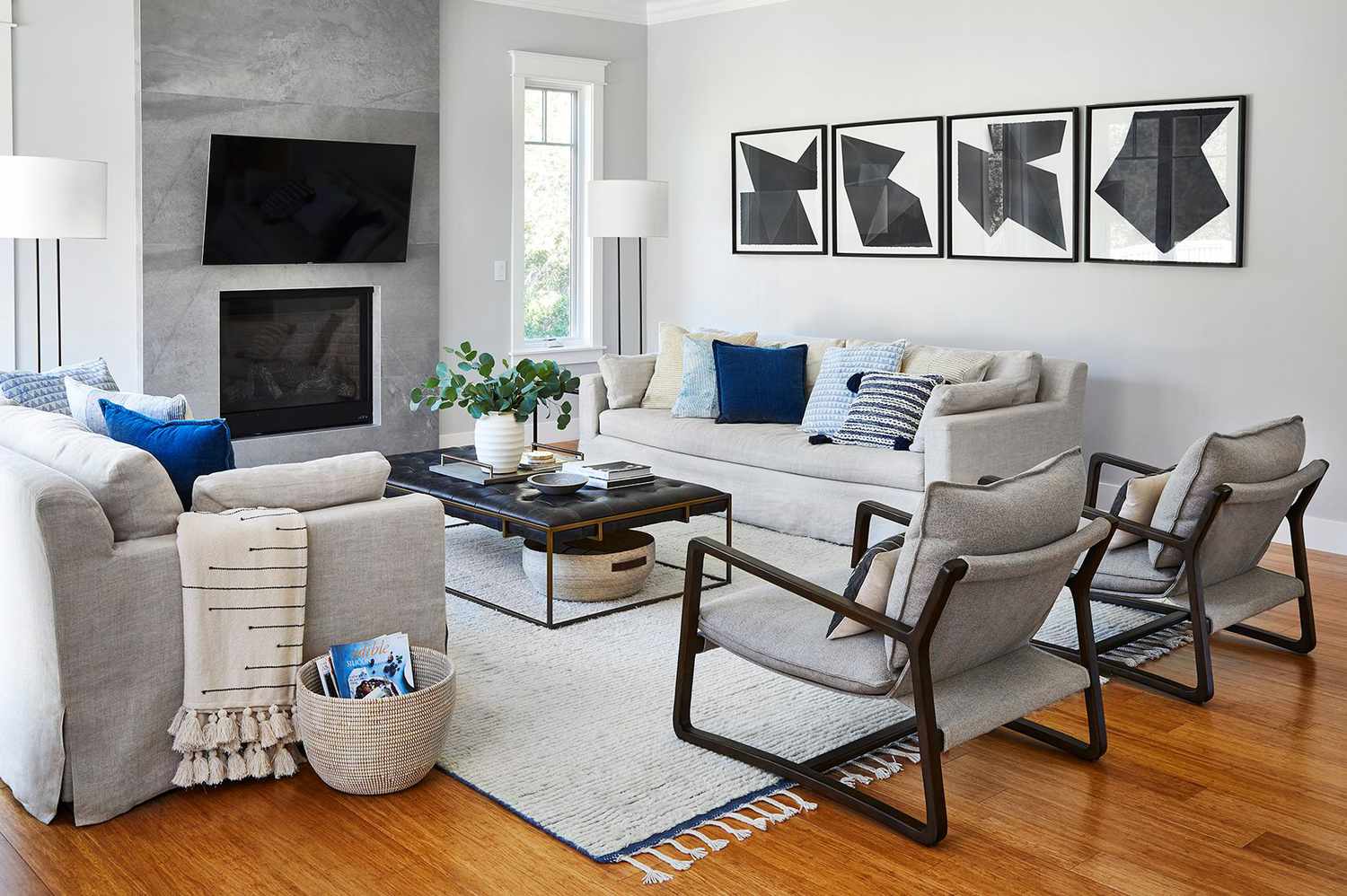Sala de estar ampla com móveis e decoração cinza.