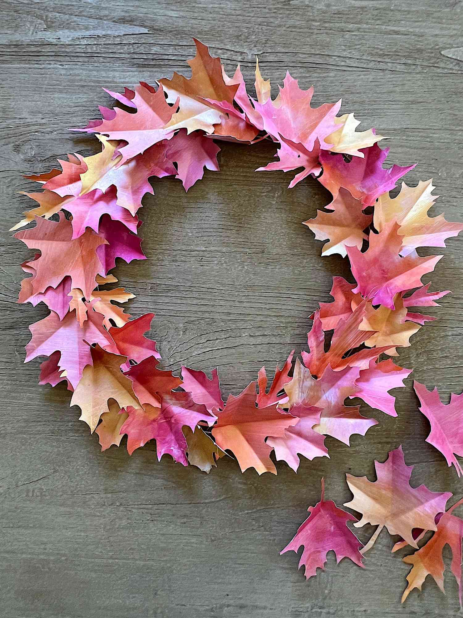 corona de hojas de otoño pintada a mano