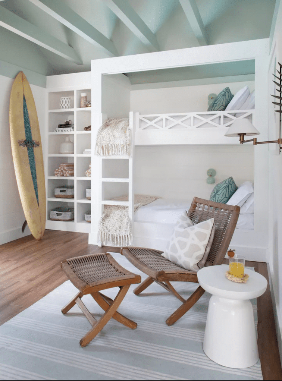 quarto de beliche com azul e branco