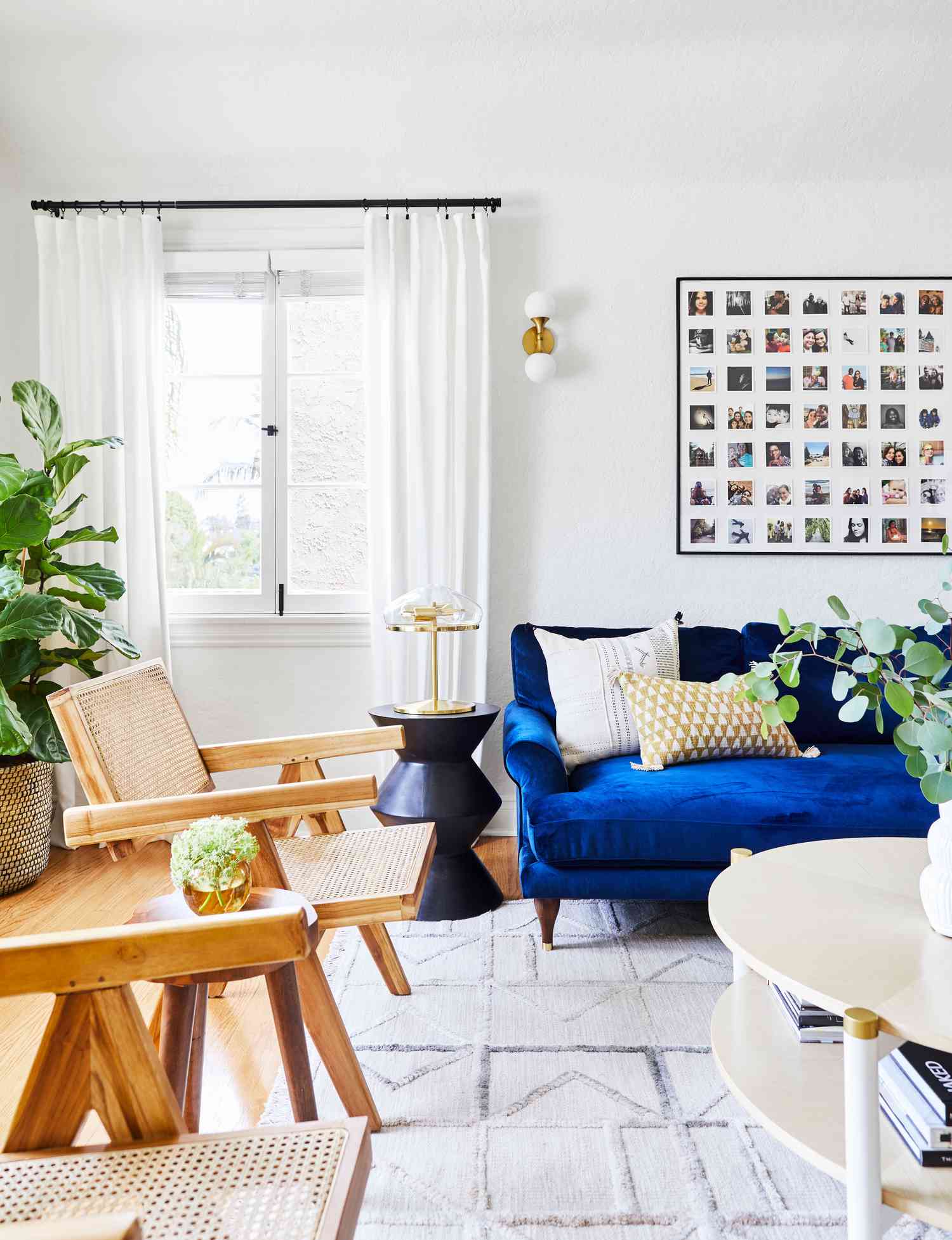 Gran collage de cuadrículas polaroid encima del sofá azul