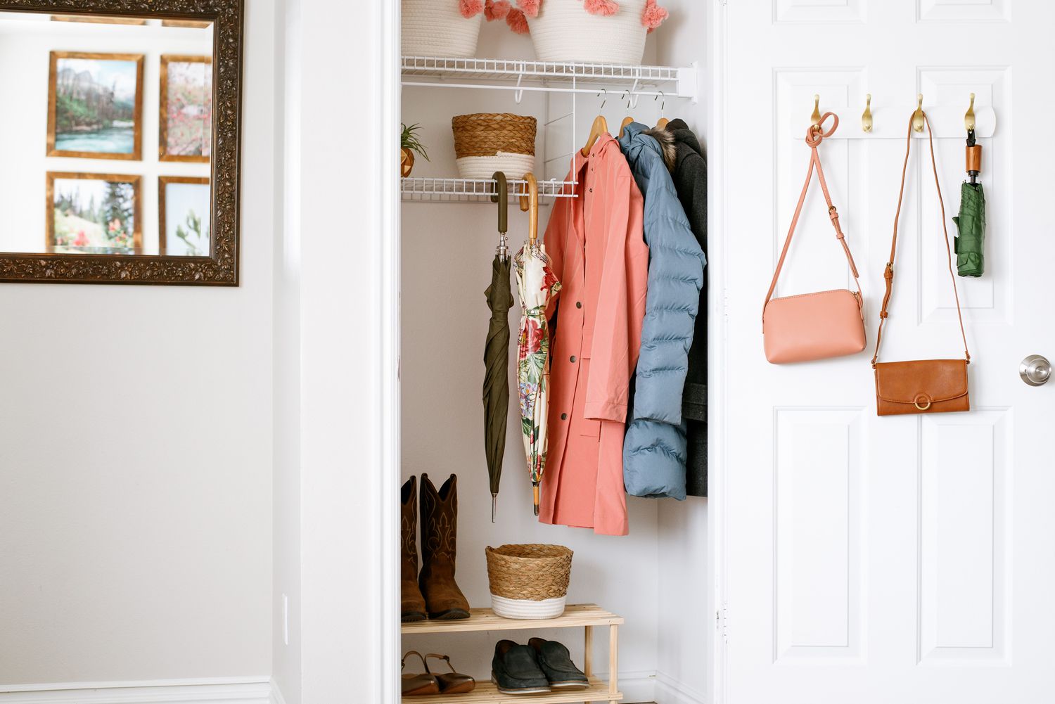 Garderobenschrank mit Taschenhaken, Drahtböden und Schuhbank