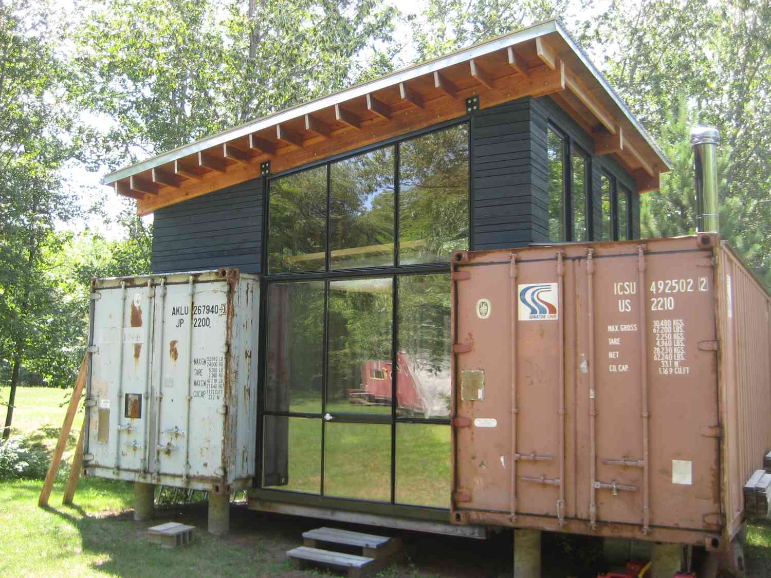 Casa de contêiner de transporte reaproveitada com centro de madeira