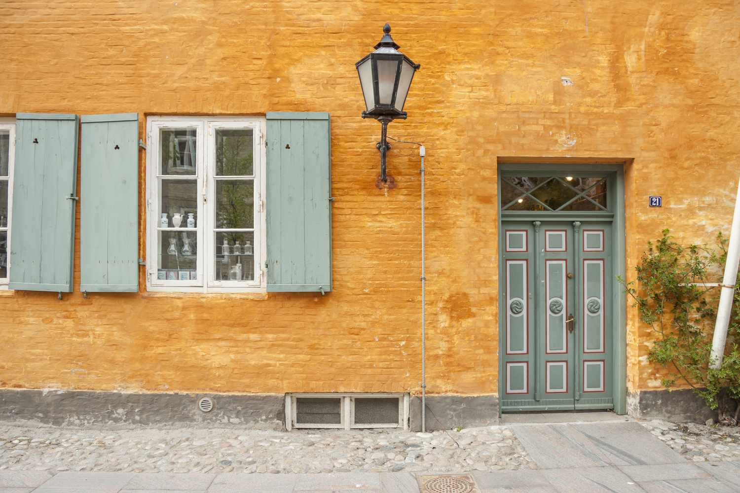 Orangefarbene Backsteinfassade mit bunter Tür