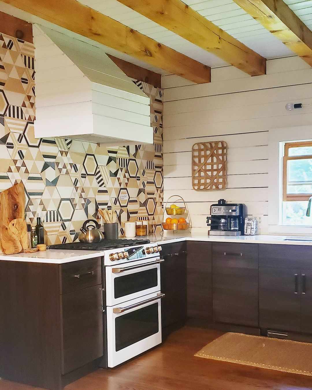 cocina de cabina con azulejos