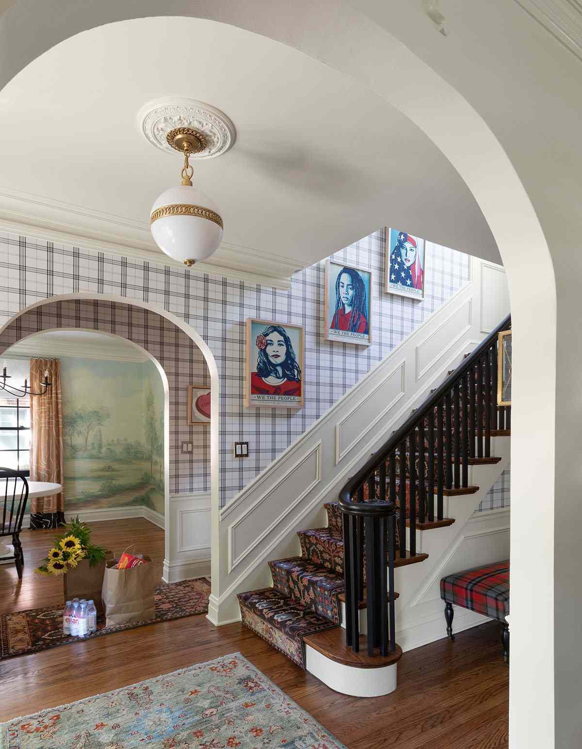 Imagens de arte pop vermelha e azul ao longo da escada