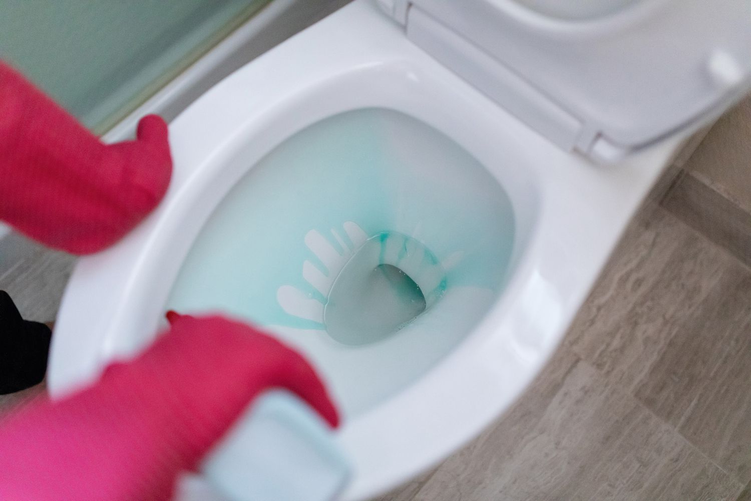 Ajouter une solution de nettoyage à la cuvette des toilettes avant de tirer la chasse