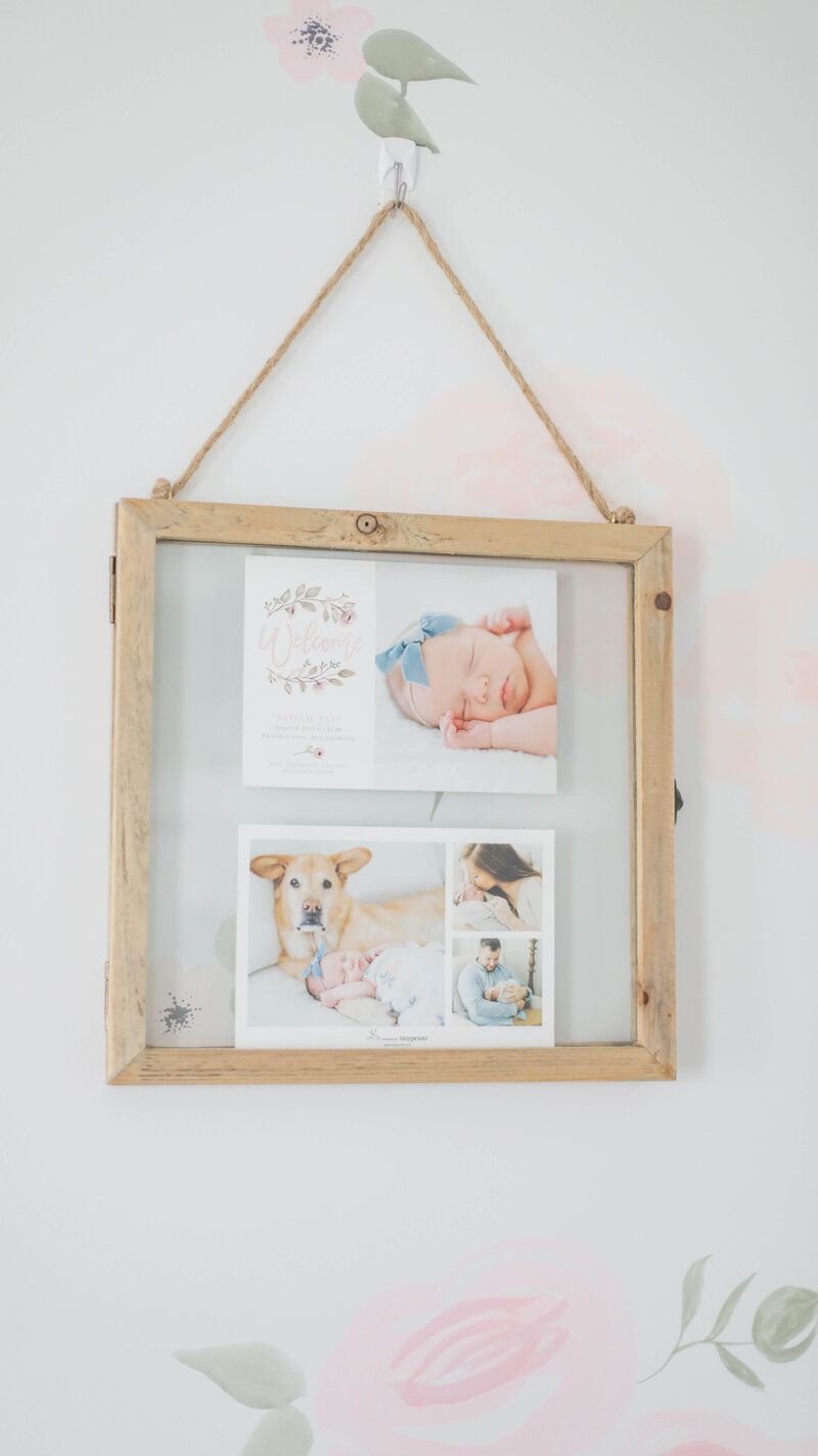 Cadre en bois suspendu avec les photos du nouveau-né