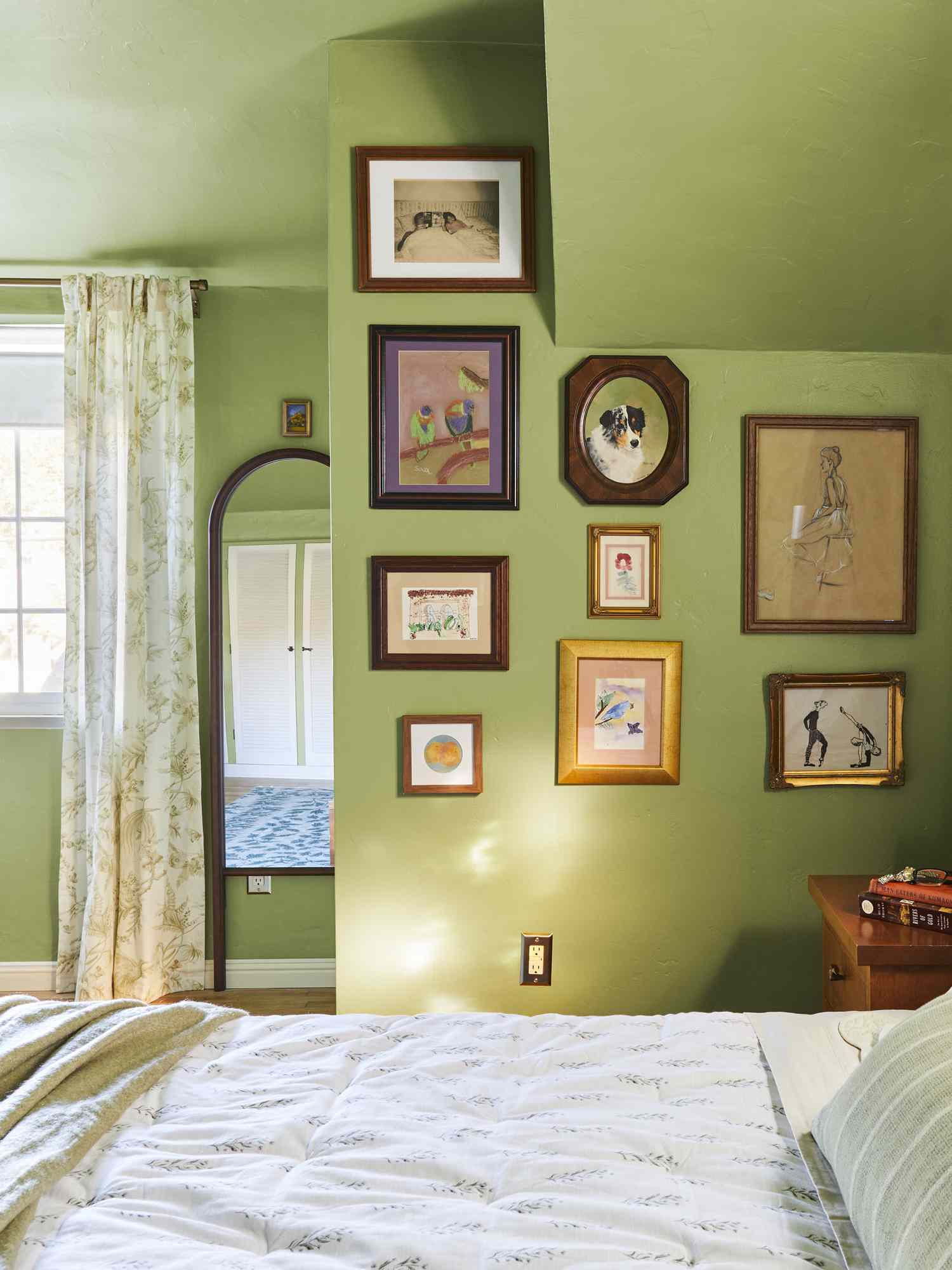 Pared verde con arte infantil