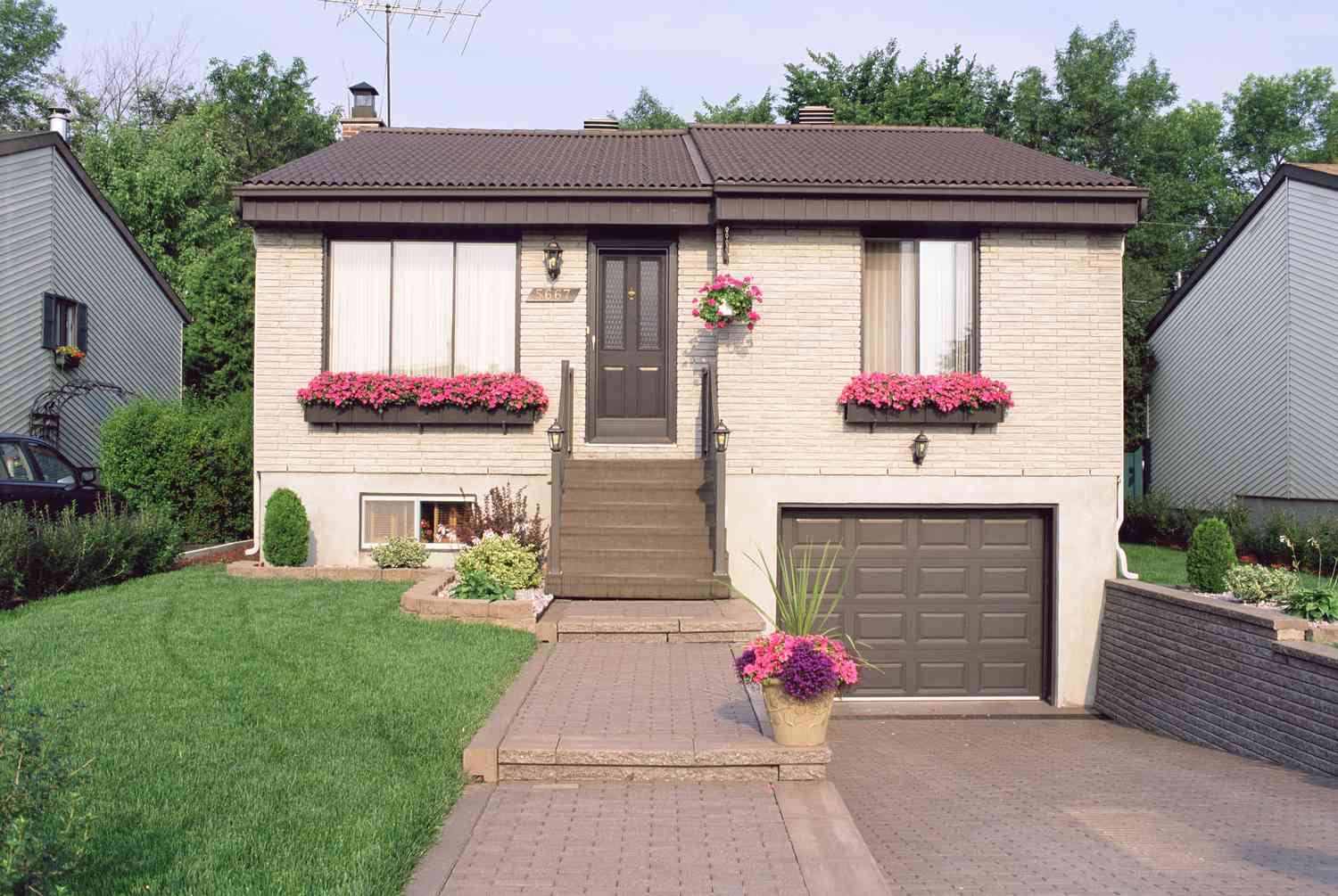 Casa de ladrillo beige con toques marrones