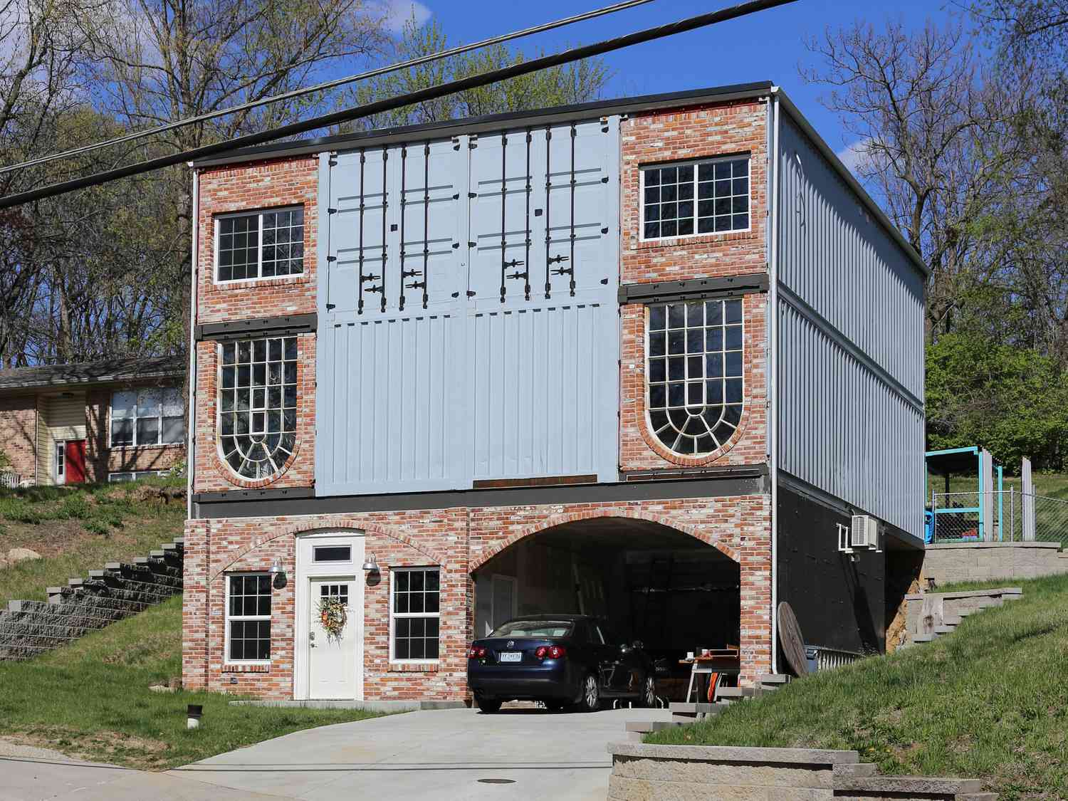 Casa de contêiner com fachada de tijolos