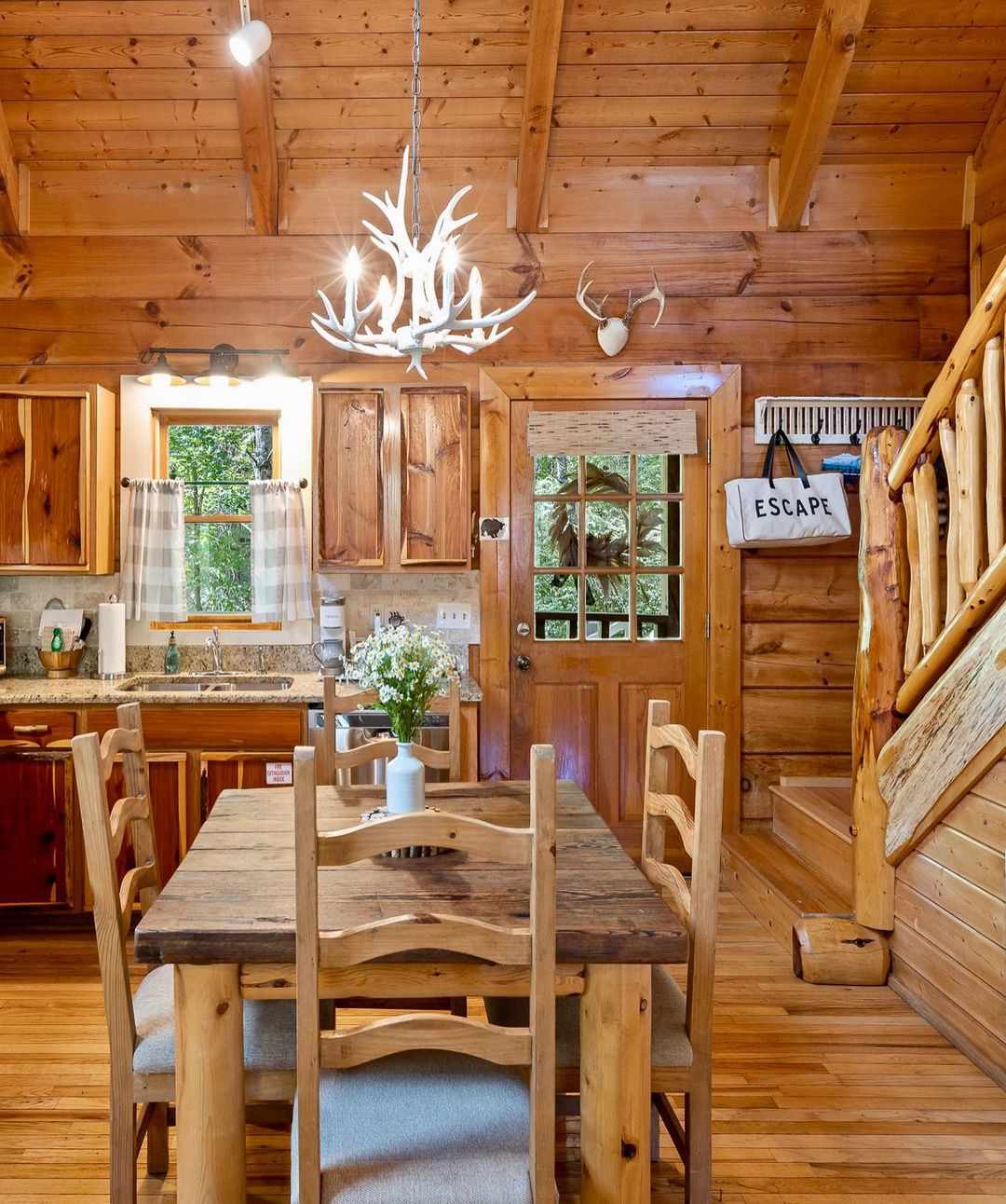 cozinha de cabana com escada de chifre