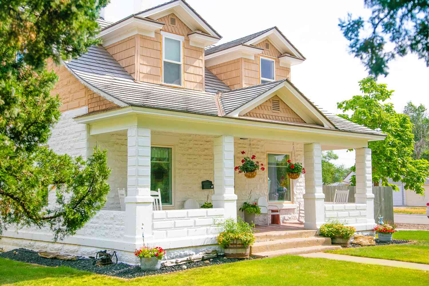 Casa bicolor blanco y melocotón