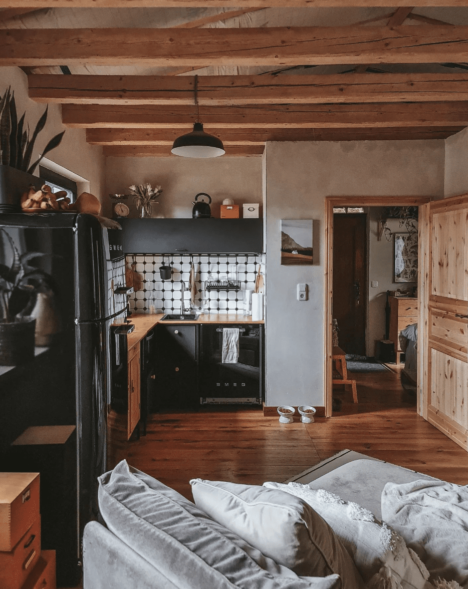 cozinha de cabine com tetos de vigas