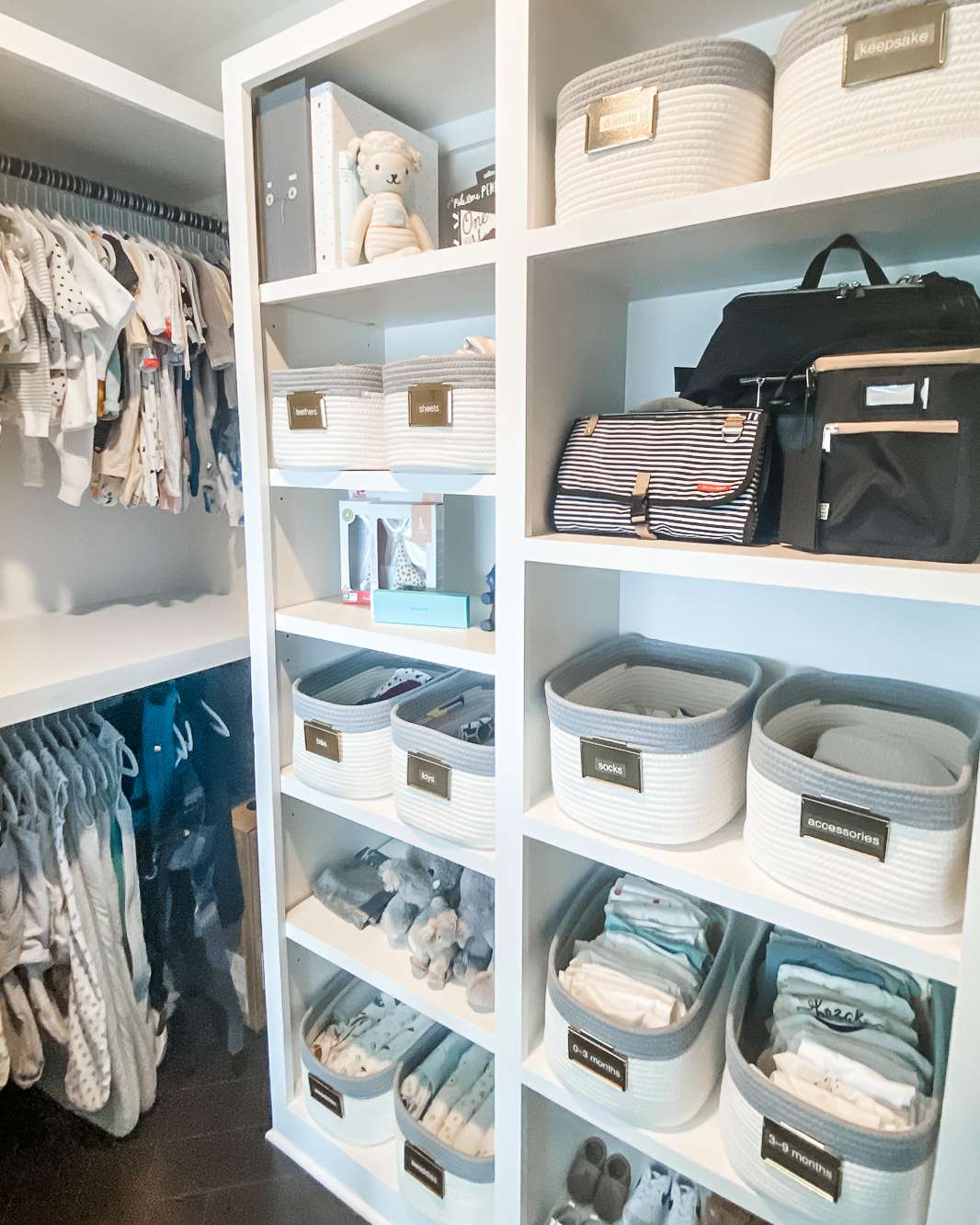Um armário de bebê com cestas de armazenamento