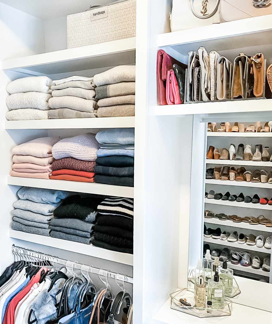 Um armário com roupas dobradas