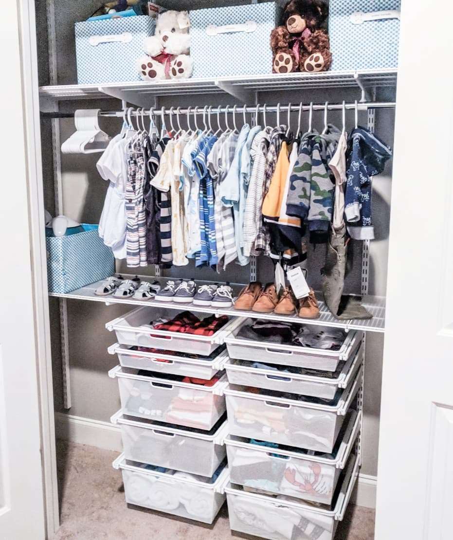 Um armário de menino com um sistema de armazenamento