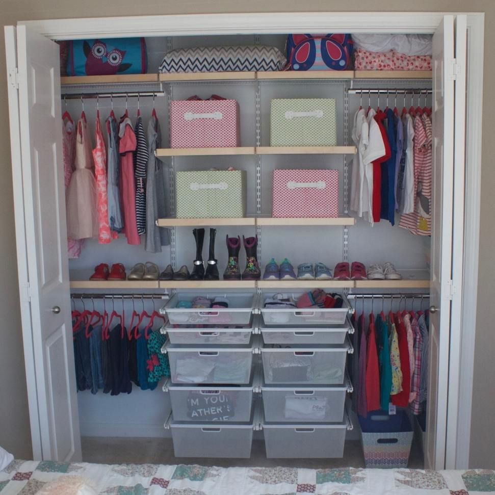 O armário de uma garota com um sistema de armazenamento