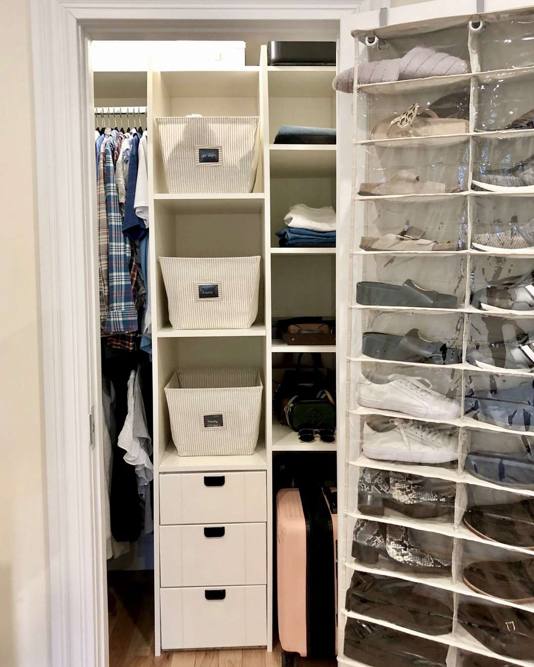 Um armário com um organizador de sapatos na porta