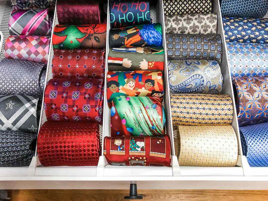 Un cajón lleno de corbatas organizadas
