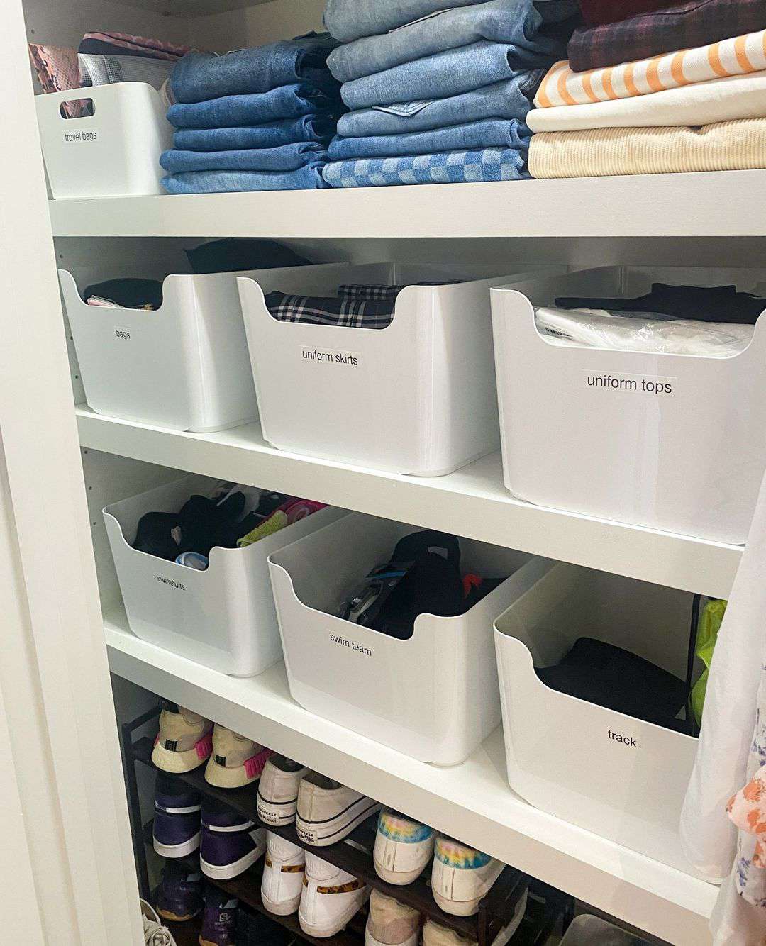 Um armário com cestas brancas de plástico