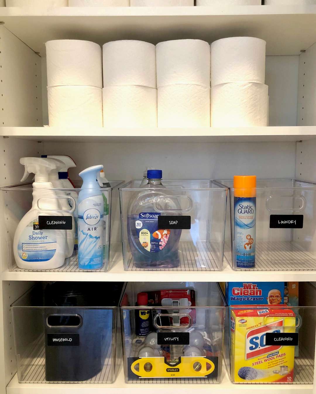 Reinigungsmittel in einem Schrank organisiert