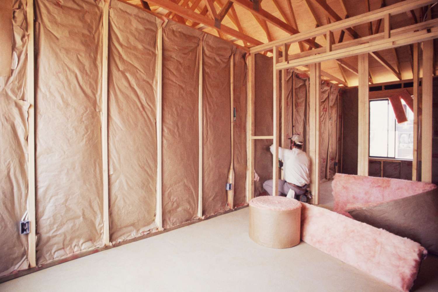 Isolamento sendo instalado em uma nova casa construída