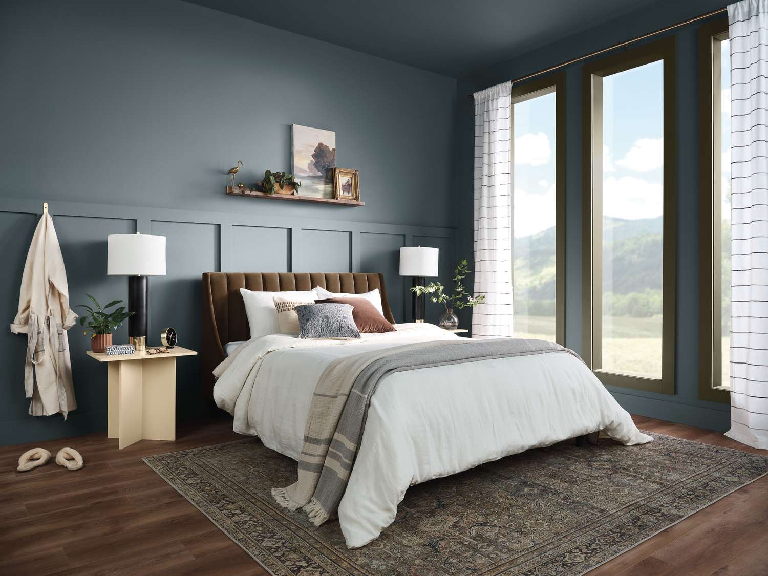Schlafzimmer mit Eisenholzfarbe an der Verkleidung.