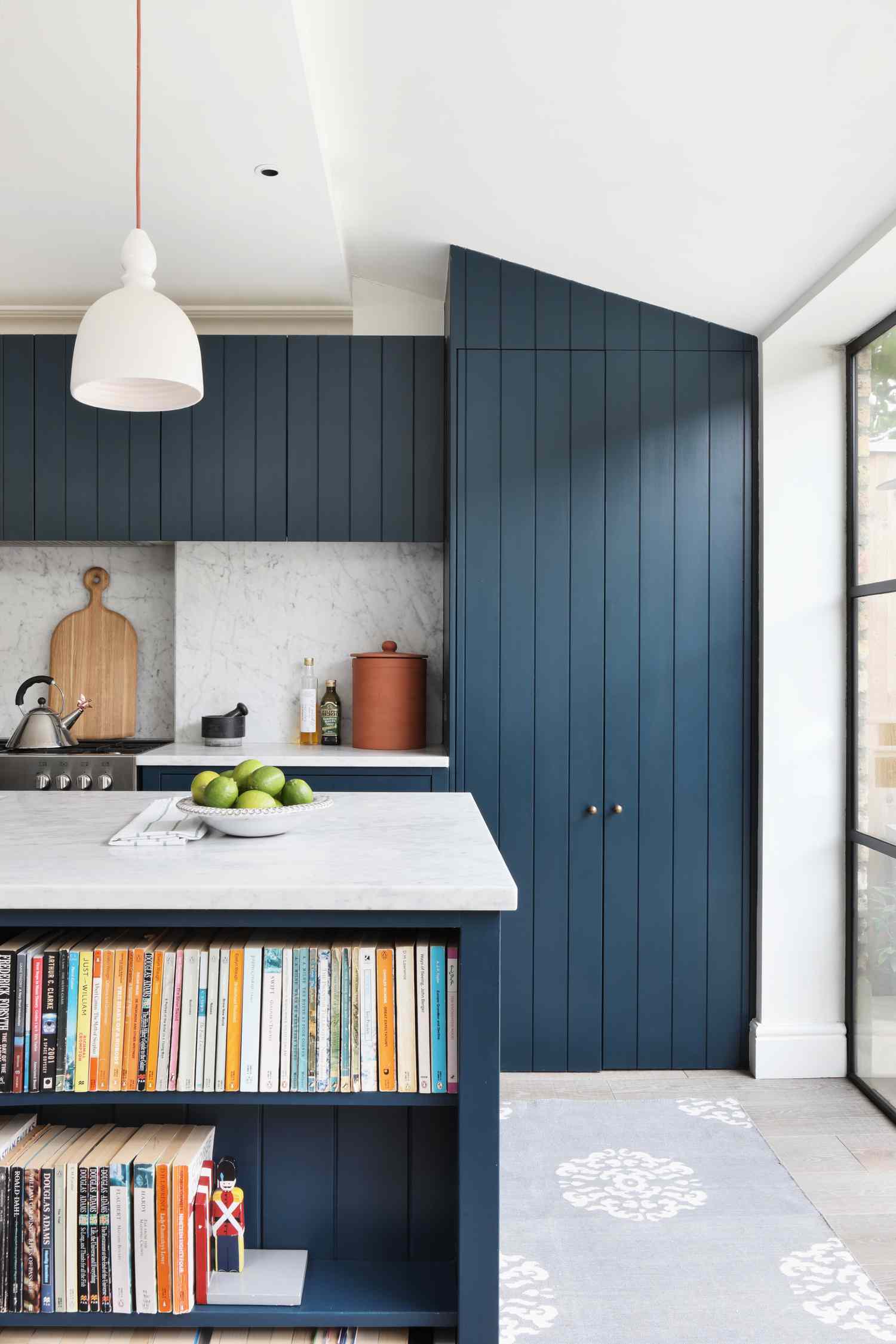 navy blue accent wall paint cabinets
