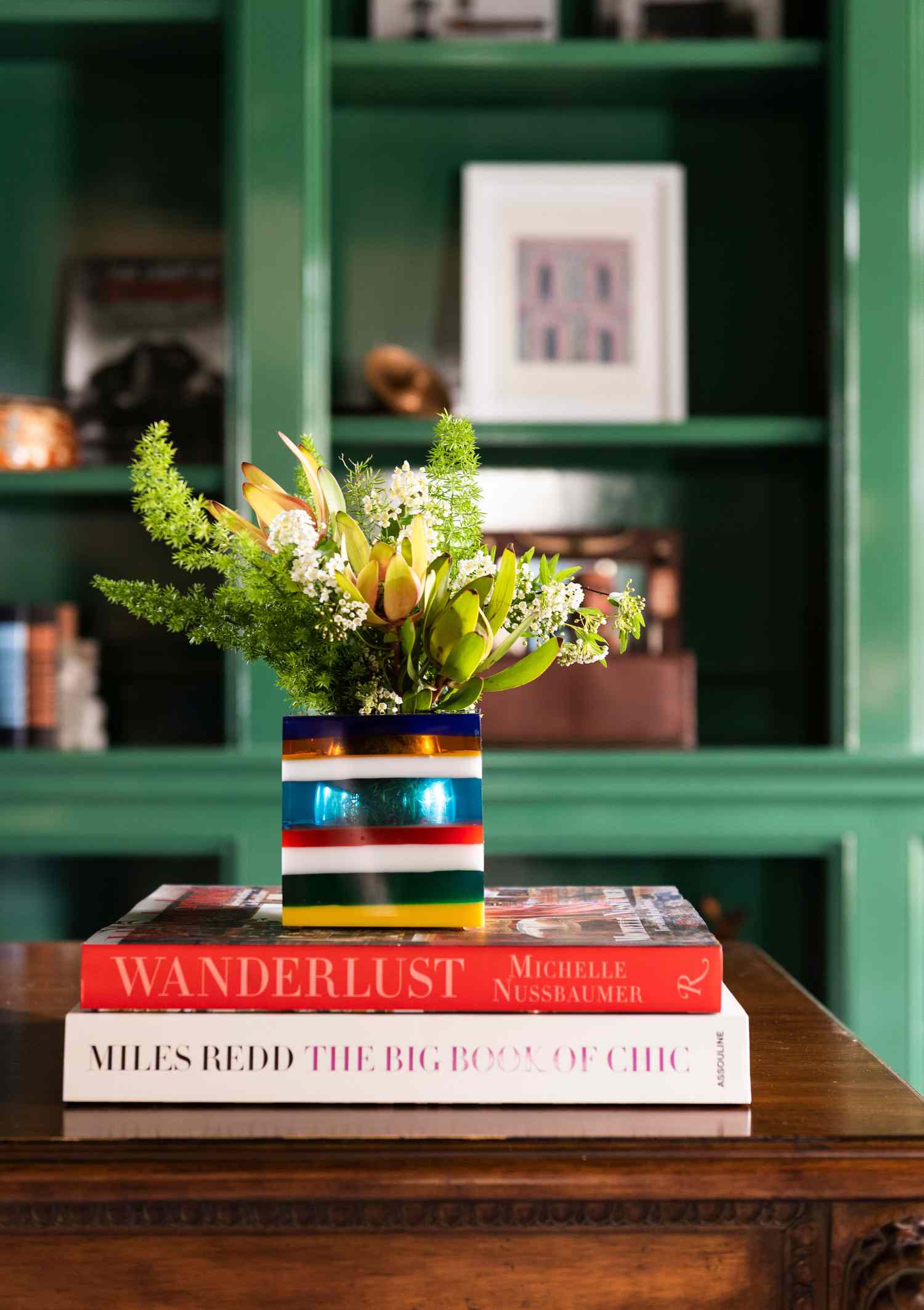 pile de livres de table basse avec vase sur le dessus