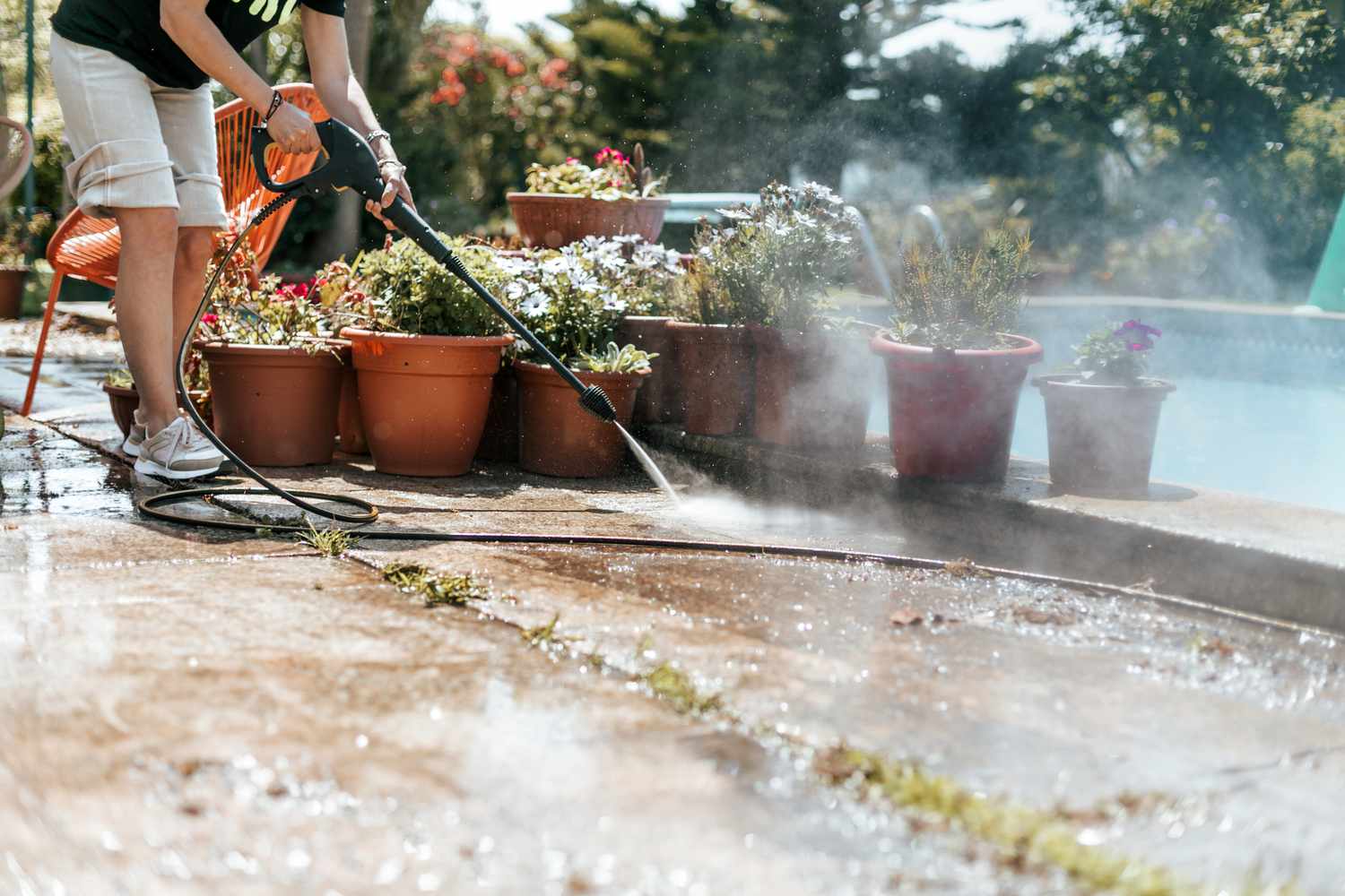 Lavado a presión de un patio de hormigón