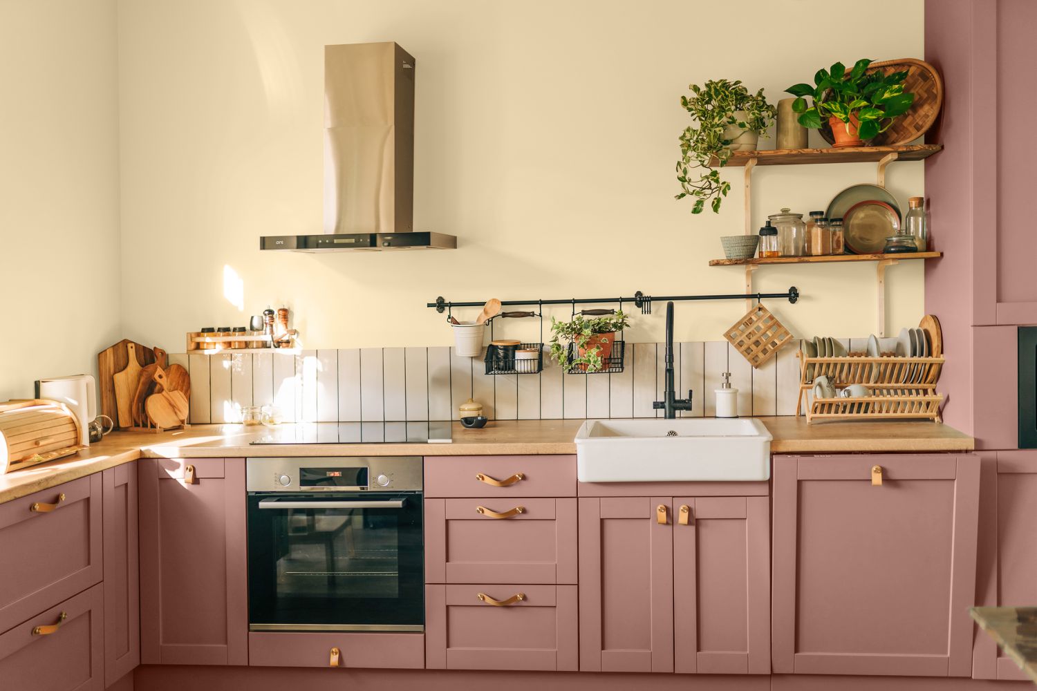 Glidden's Limitless verwendet neben rosa Schränken in einer Küche