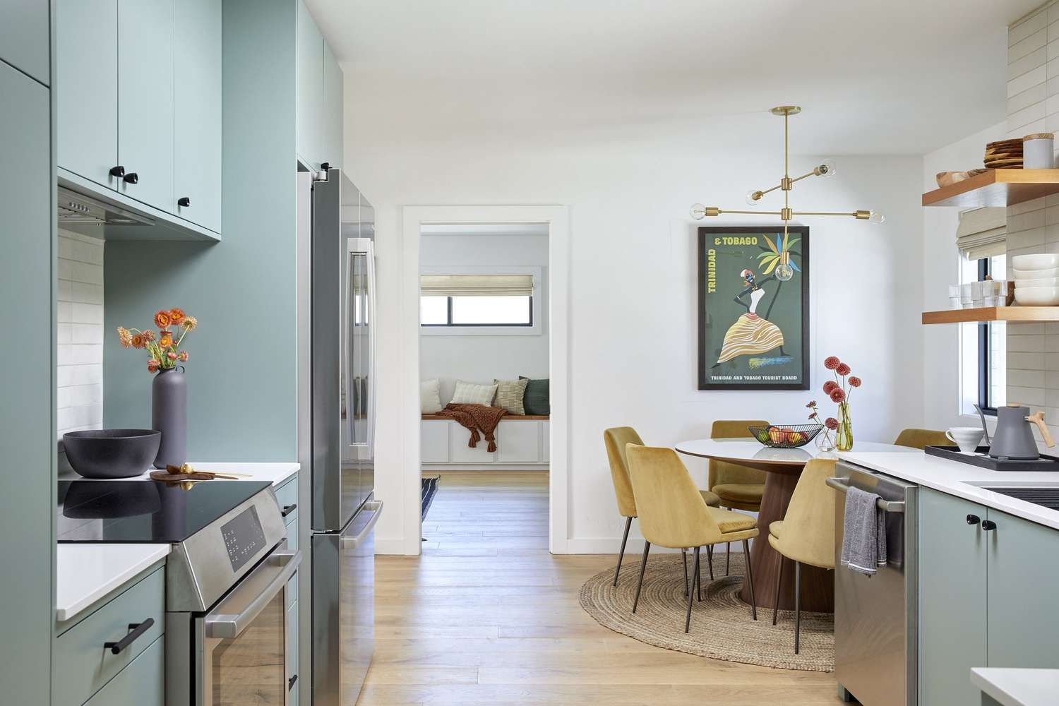 Une table à manger à l'intérieur d'une cuisine